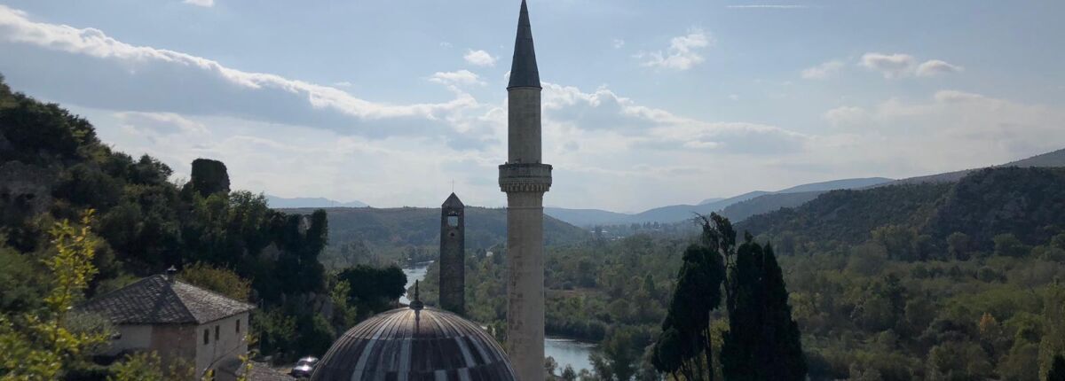 Eine Moschee und eine Kirche stehen in Bosnien nebeneinander