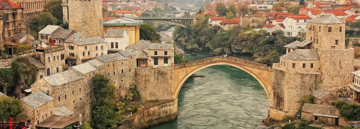 Die Brücke von Mostar über dem Fluss
