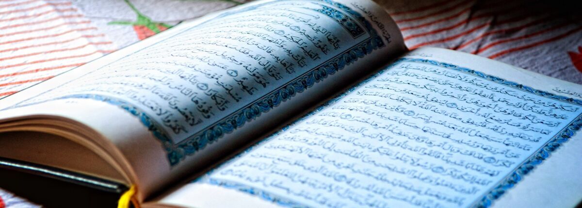 Ein aufgeschlagener Koran